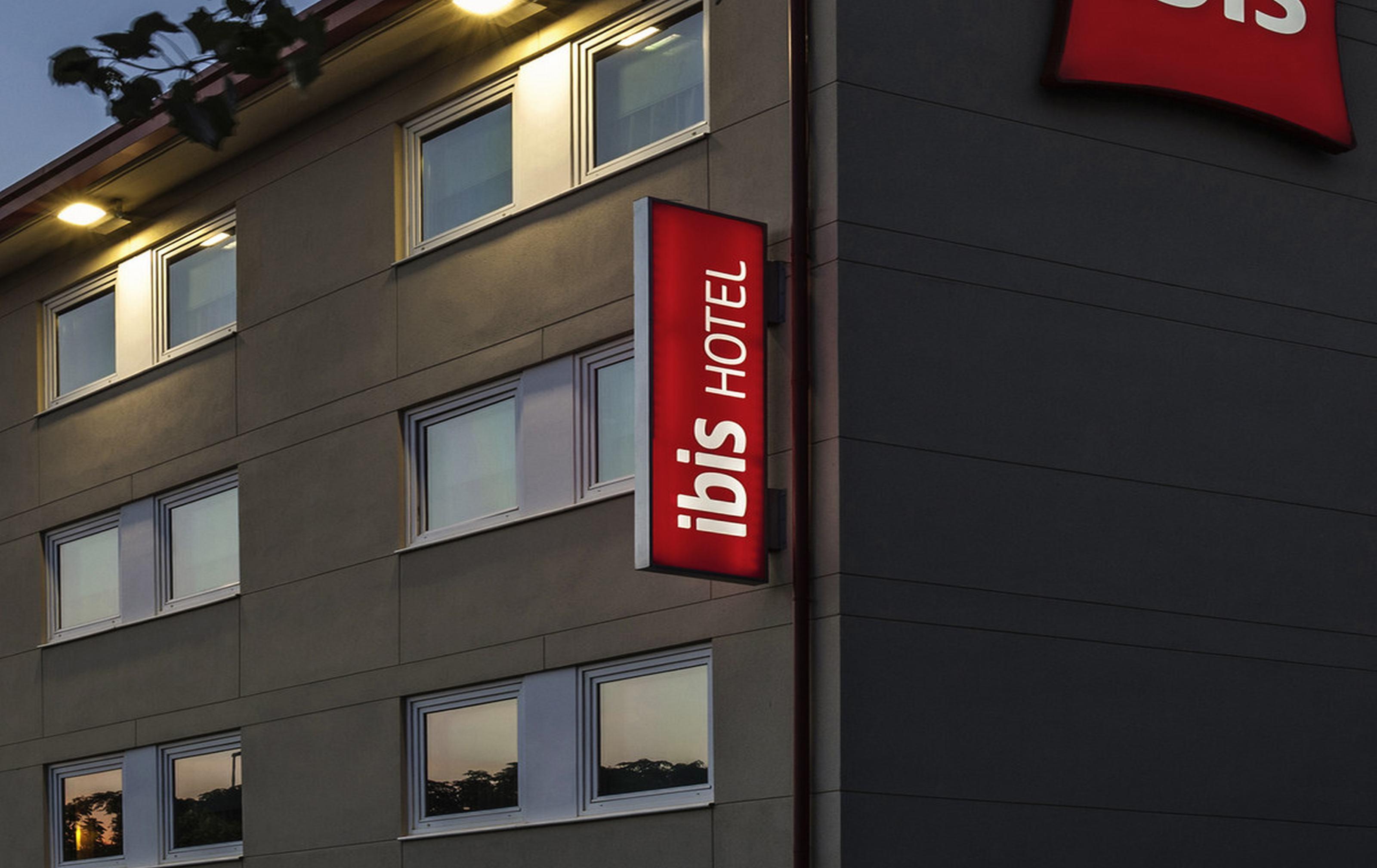 Отель Ibis Cornella Корнелья де Лиобрегат Экстерьер фото