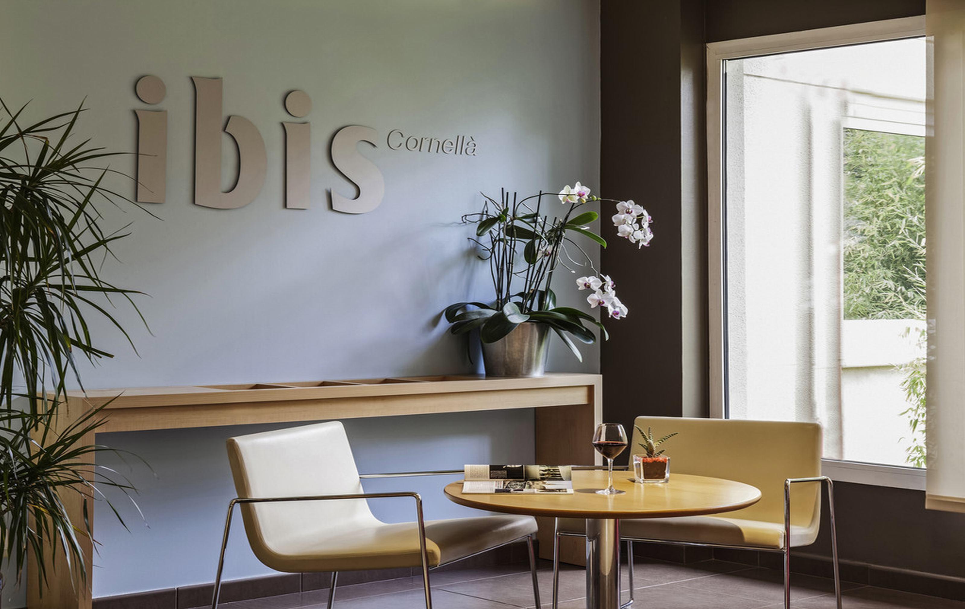 Отель Ibis Cornella Корнелья де Лиобрегат Экстерьер фото